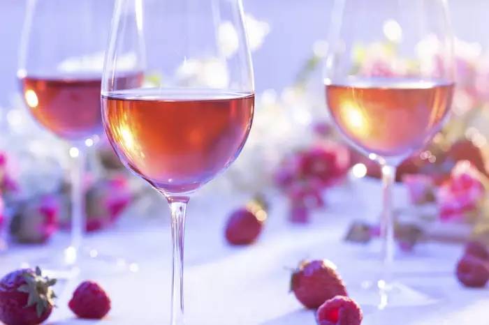賞十里桃花，不如品桃紅葡萄酒
